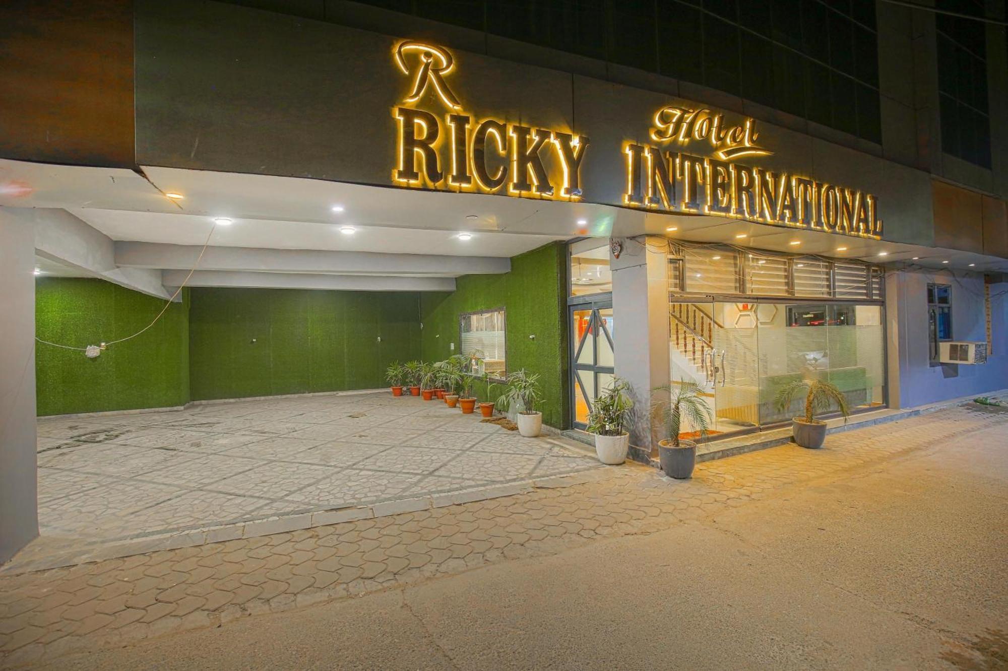 אמריצר Hotel Ricky By Sahibs Group מראה חיצוני תמונה